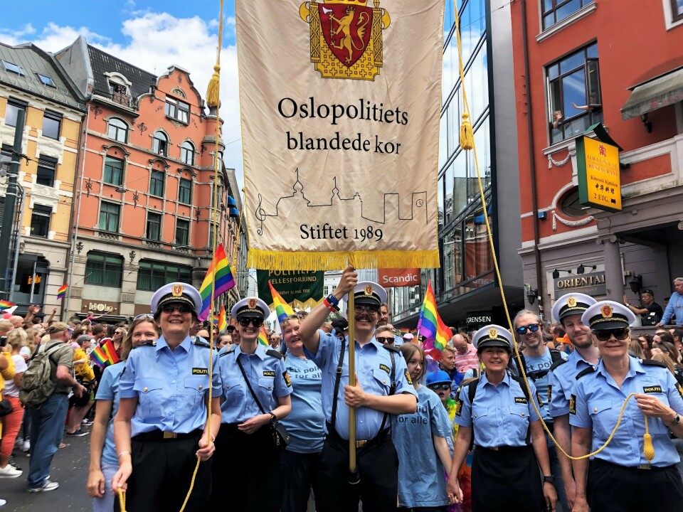 JUBILEUM: Oslopolitiets blandede kor deltok i årets Pride-parade. I år er koret 30 år.