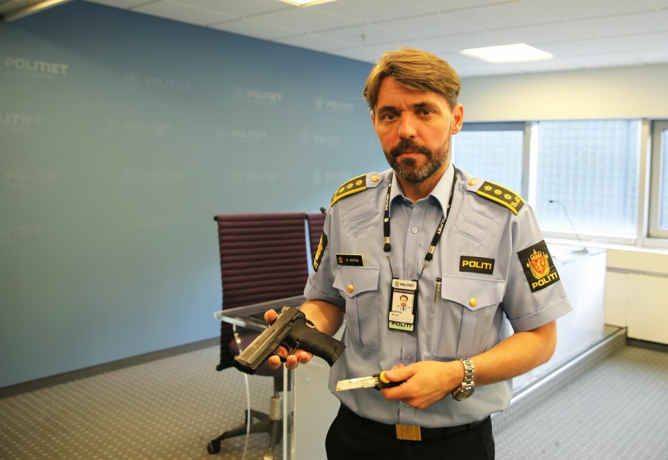 BESLAG: Morten Reppen, seksjonspåtaleleder ved felles kriminalenhet i Oslo, viser frem en tapetkniv og en luftpistol som personer har hatt med seg på offentlig sted. Luftpistolen er svært lik et skarpt våpen.