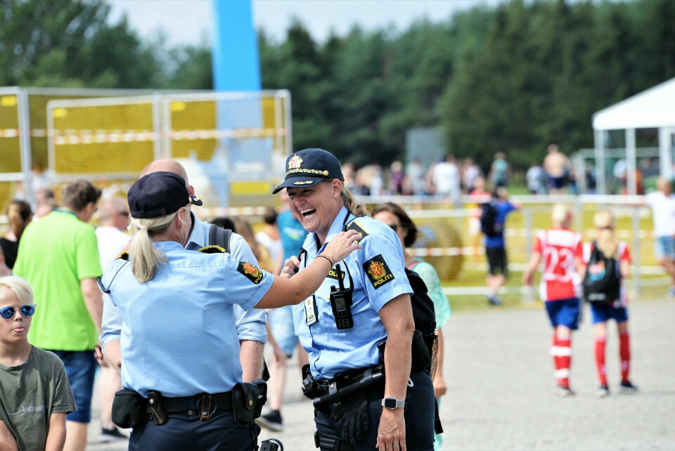 GODT HUMØR: Med fokus på sikkerhet og en blid holdning, gjør politiet på Ekebergsletta sitt for at Norway Cup blir et arrangement både barn og voksne husker i lang tid fremover.