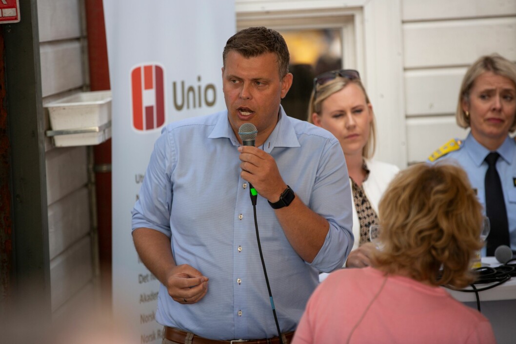 Arbeiderpartiets Lene Vågslid (Ap) beskyldte Jøran Kallmyr, og de seks tidligere justisministrene i Solberg-regjeringen for å ha ført dem bak lyset om politireformen.