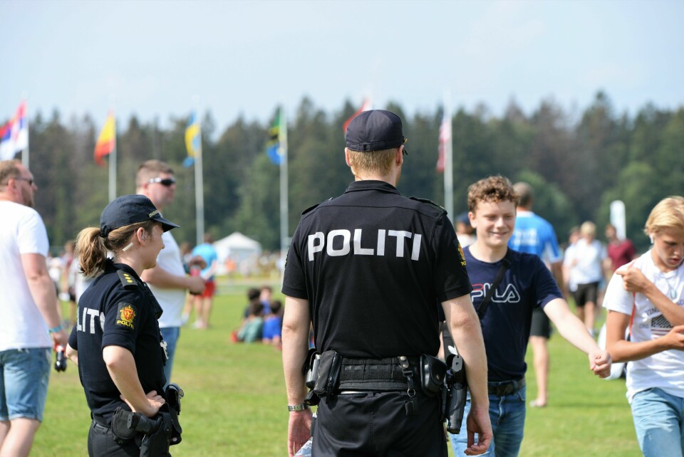 BÅDE UNIFORMERT OG SIVILT POLITI: Politiet stiller med både uniformerte og sivile tjenestepersoner på Ekebergsletta.