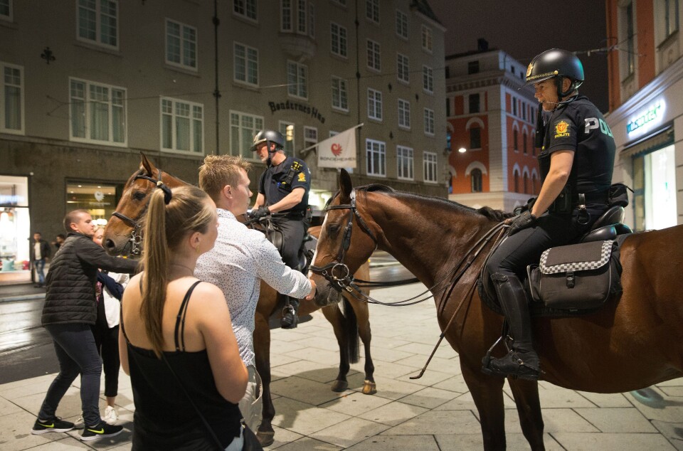 KONTAKTSØKENDE: Publikums ønske om å klappe hestene, innleder ofte til en samtale med politiet. Her får politihestene Balder og Hugin kos etter å ha gjort en jobb på Professor Aschehougs plass.