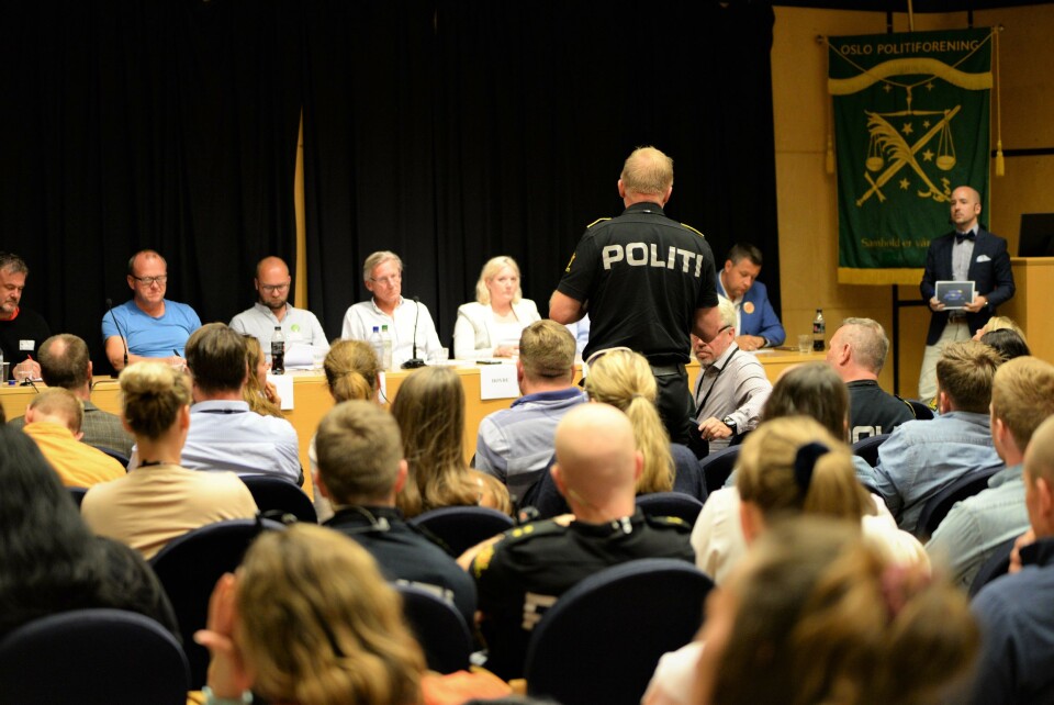 FULLT: Det var fullt hus i parolesalen på politihuset på Grønland.