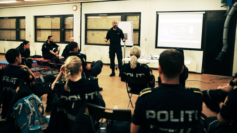 UTFORDRINGER: For å kommunisere bedre med ungdommen har Masood, politioverbetjent og fagspesialist ved enhet Øst (stående i midten), Urfan, politioverbetjent ved enhet Øst og Gunnar Lien Holsten, politioverbetjent ved HR fagutvikling i Oslo, laget treningsopplegget. UTFORDRINGER: For å kommunisere bedre med ungdommen har Masood, politioverbetjent og fagspesialist ved enhet Øst (stående i midten), Urfan, politioverbetjent ved enhet Øst og Gunnar Lien Holsten, politioverbetjent ved HR fagutvikling i Oslo, laget treningsopplegget.