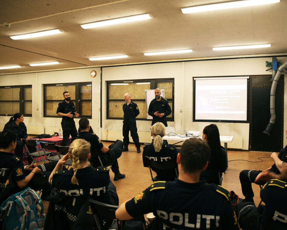 MÅTEN DET GJØRES PÅ: Politioverbetjent Urfan (stående t.v) forteller at de var nødt til å sanksjonere etter en rekke hendelser på Bjørnholt videregående. - Men måten vi gjorde det på, gjør at ungdommen likevel tenker at «han er allright», sier Urfan. MÅTEN DET GJØRES PÅ: Politioverbetjent Urfan (stående t.v) forteller at de var nødt til å sanksjonere etter en rekke hendelser på Bjørnholt videregående. - Men måten vi gjorde det på, gjør at ungdommen likevel tenker at «han er allright», sier Urfan.