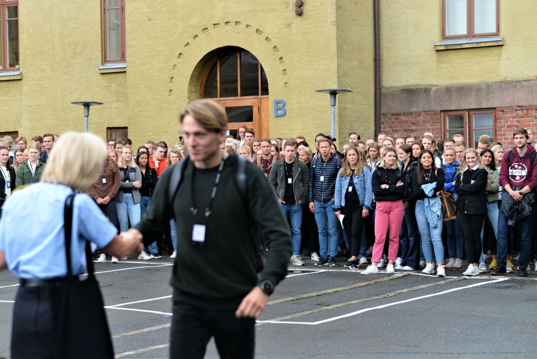 FREMTIDENS POLITI: Oslos nye politistudenter møtte spent opp til første skoledag – der de blant annet ble delt inn i ti klasser. Her ønsker kontaktlærer Sigfrid Tornes sine elever velkommen til klasse G. FREMTIDENS POLITI: Oslos nye politistudenter møtte spent opp til første skoledag – der de blant annet ble delt inn i ti klasser. Her ønsker kontaktlærer Sigfrid Tornes sine elever velkommen til klasse G.