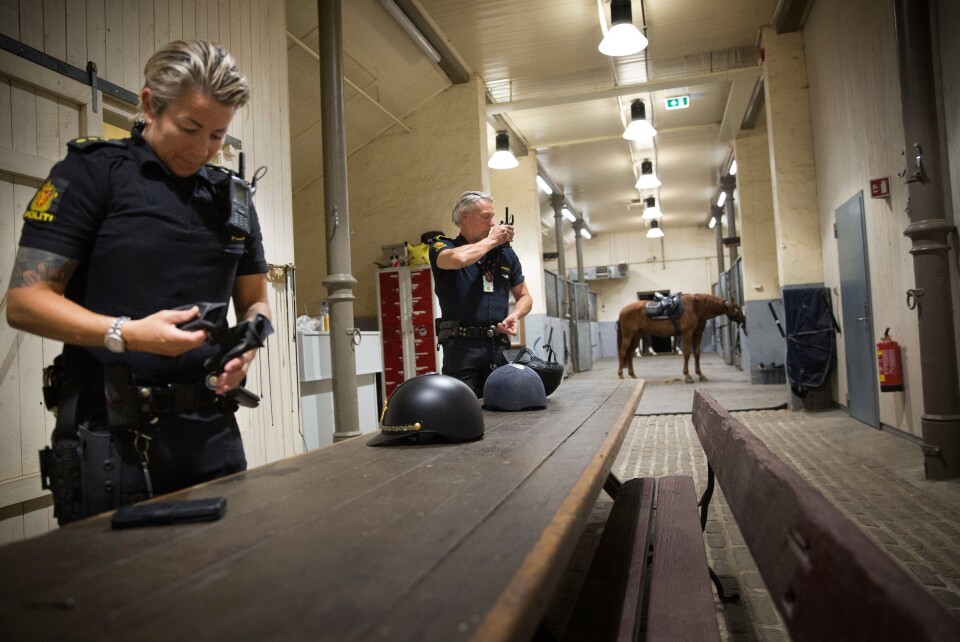 FORDEL MED HESTEERFARING: Erfaring med hest er ikke et krav, men en stor fordel dersom man ønsker å jobbe i Rytterkorpset. Mens Anita Løwehr drev med hest da hun var yngre, kom Rolf Eriksen til Rytterkorpset uten hestebakgrunn.