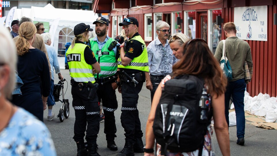 TILSTEDEVÆRENDE: Politiuniformer og signalgule vester var et vanlig syn under Arendalsuka.