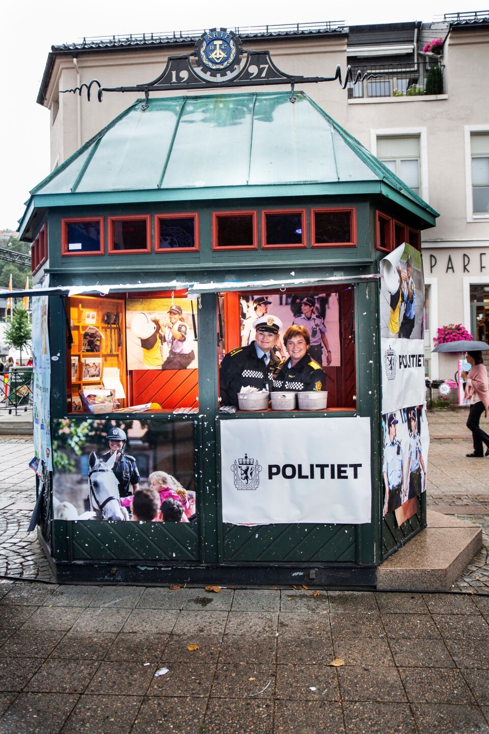POLITIKIOSK: Seksjonsleder Wigdis Irene Songedal fra Arendal og Froland politistasjonsdistrikt og seksjonsleder Kristin Elnæs fra POD bemannet politiets stand under Arendalsuka da Politiforum var på besøk. – Vi får kjemperespons på å stå her, sier Songedal.