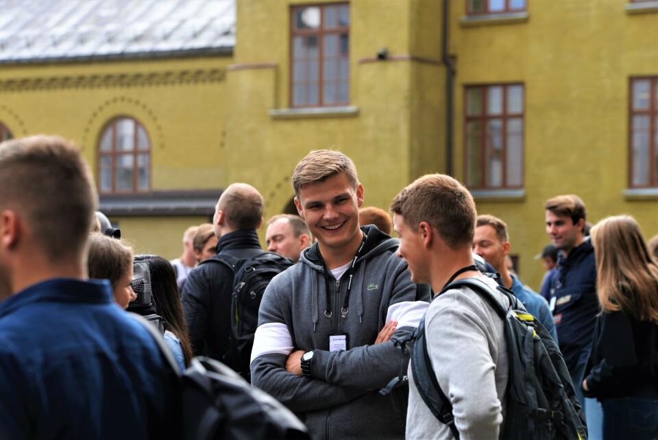 GLEDER SEG: Student Erlend Skjetne, her i samtale med Magnus Haug, ser frem til en spennende, men utfordrende politiutdannelse.