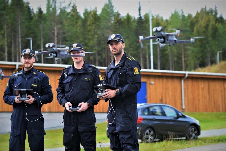 NYTT «LEKETØY»: Politioverbetjent Jørgen Lunde Ronge (til høyre) viste frem politiets nye droner. Her sammen med politiførstebetjentene Daniel Kvalsrud (til venstre) og Christian Ekra, som veileder droneprosjektene i henholdsvis Troms og Agder.
