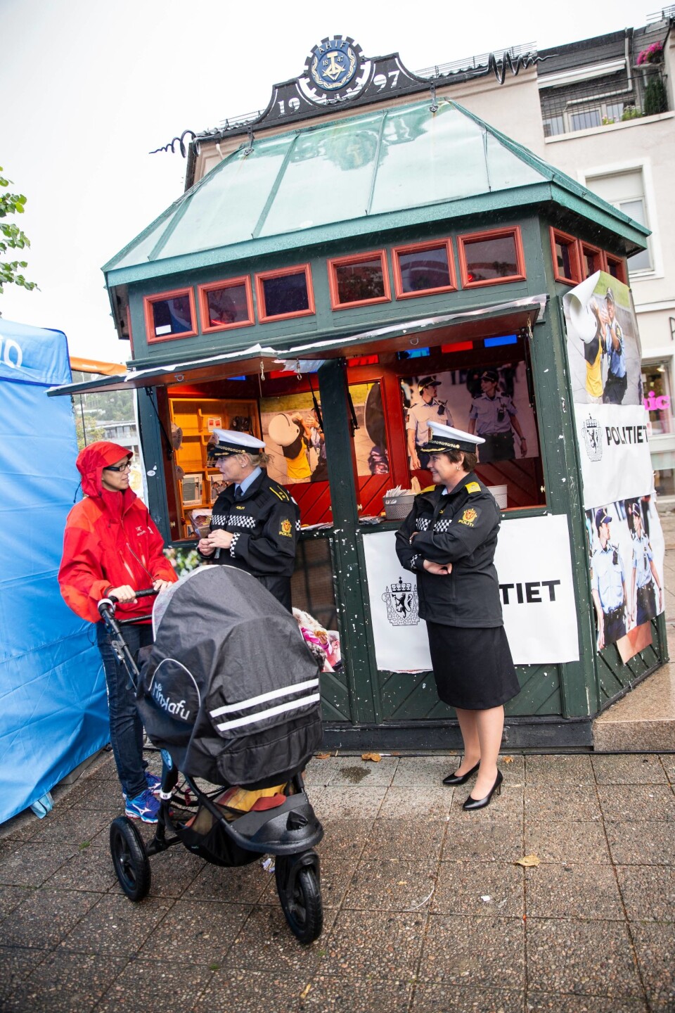BESØKSTID: Mange mennesker med forskjellige spørsmål kom innom politiets stand i løpet av Arendalsuka. – Jeg føler vi er en av standene som har flest folk innom, men det gjør sikkert mange andre stands også, sier seksjonsleder Songedal, som her er i samtale med en nyinnflytter til Arendal. Til høyre står seksjonsleder Elnæs fra POD.