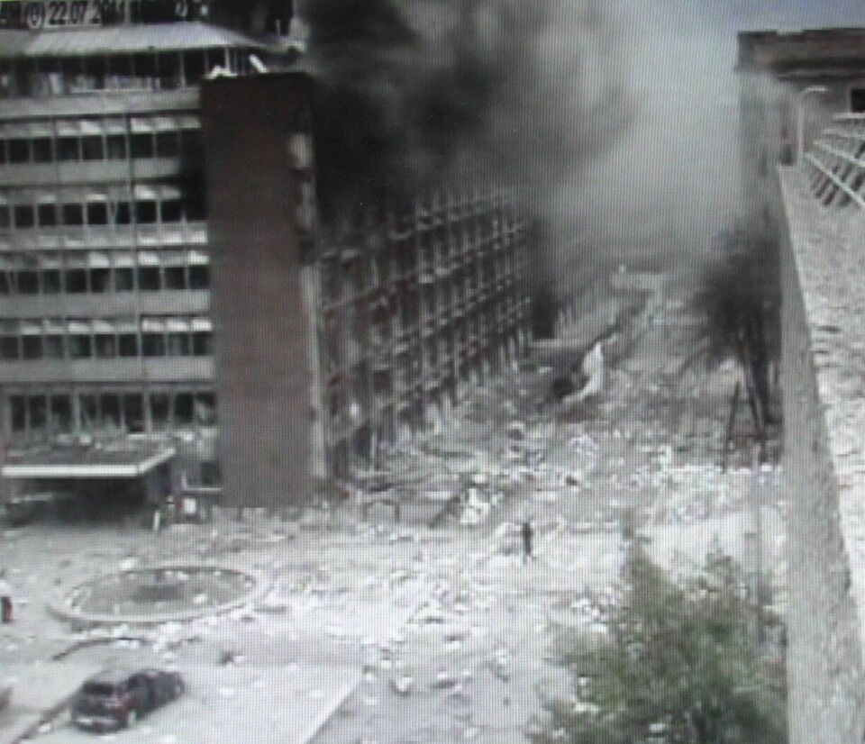 Overvåkningsbildet viser Thor Langli midt i de massive ødeleggelsene i regjeringskvartalet 22. juli 2011.