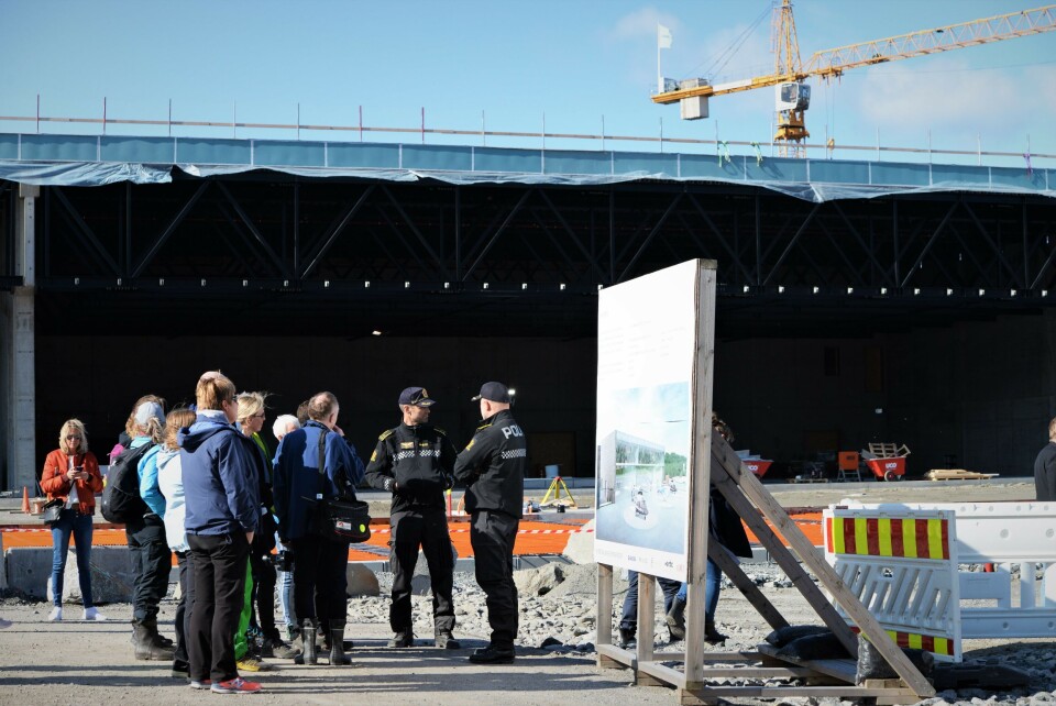 ÅPNET FOR PUBLIKUM: Det er stor interesse for politiets nasjonale beredskapssenter, og mange benyttet seg av muligheten til å komme tett på senteret søndag.