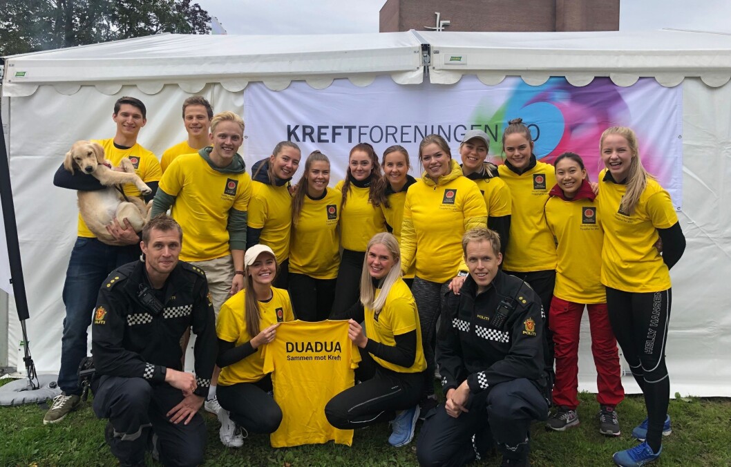 OLSENBANDEN-INSPIRERT: Lagnavnet «Duadua» kommer fra Olsenbanden. Der heier Duadua-pikene på guttene og støtter dem, slik politistudentene i Stavern støtter medstudent Mathilde Petterson (med caps) som er rammet av kreft. OLSENBANDEN-INSPIRERT: Lagnavnet «Duadua» kommer fra Olsenbanden. Der heier Duadua-pikene på guttene og støtter dem, slik politistudentene i Stavern støtter medstudent Mathilde Petterson (med caps) som er rammet av kreft.