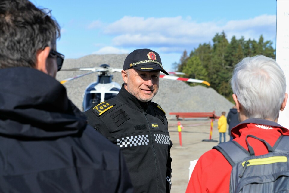 HELIKOPTERINTERESSE: Leder for helikoptertjenesten, Freddy Rotseth, var på plass på Taraldrud søndag for å fortelle om politiets nye helikoptre.