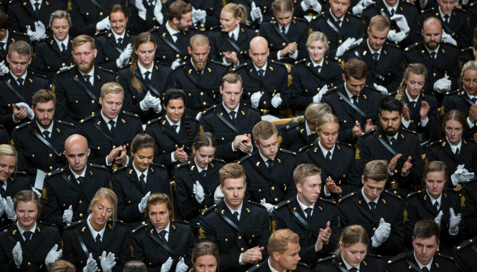 BEMANNINGSTALL: Ifølge nye tall fra POD hadde 308 av de 667 politistudentene som ble uteksaminert i 2018, fast jobb i politiet. Bildet er tatt under uteksamineringen fra Politihøgskolen i Oslo i fjor.