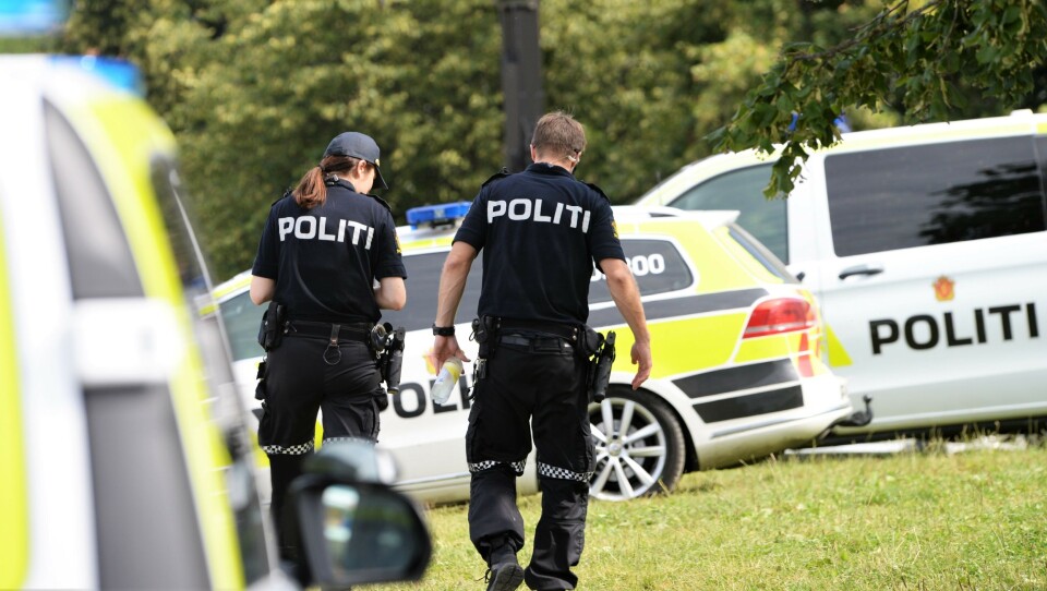 UENIGHET: Politiets Fellesforbund mener staten omgår politiets særaldersgrenser på ulovlig vis ved å instruere politidistriktene til å ansette folk i sivile stillingskoder uten særaldersgrense – selv om den ansatte skal ha politigrad og politimyndighet. UENIGHET: Politiets Fellesforbund mener staten omgår politiets særaldersgrenser på ulovlig vis ved å instruere politidistriktene til å ansette folk i sivile stillingskoder uten særaldersgrense – selv om den ansatte skal ha politigrad og politimyndighet.