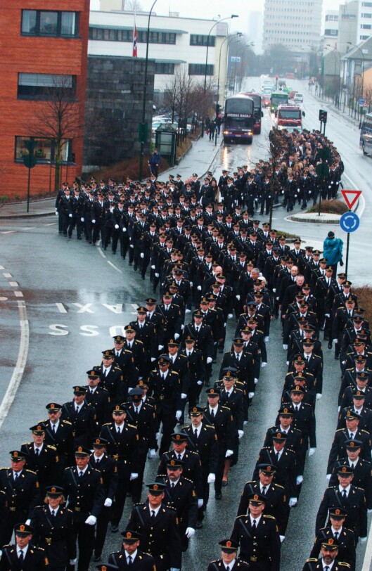 POLITITOG: Flere hundre kolleger fra politiet gikk i samlet tog til kirken for å ta farvel med Arne Sigve Klungland. POLITITOG: Flere hundre kolleger fra politiet gikk i samlet tog til kirken for å ta farvel med Arne Sigve Klungland.