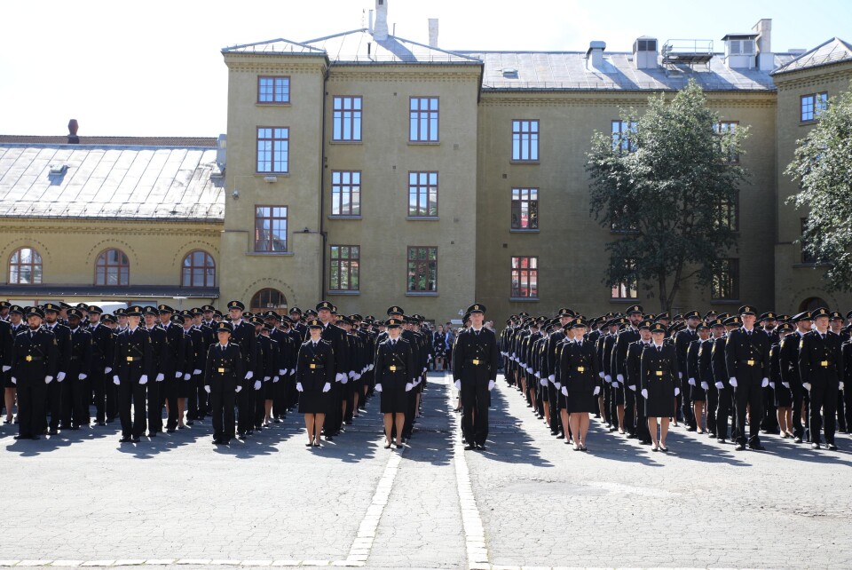 BLIR FÆRRE: I statsbudsjettet for 2020 foreslår regjeringen å redusere antall politistudenter til 400, og legger føringer for at nedtrekket skal tas i Oslo. Bildet er tatt under uteksamineringen av tredjeårsstudenter ved PHS i Oslo tidligere i år. BLIR FÆRRE: I statsbudsjettet for 2020 foreslår regjeringen å redusere antall politistudenter til 400, og legger føringer for at nedtrekket skal tas i Oslo. Bildet er tatt under uteksamineringen av tredjeårsstudenter ved PHS i Oslo tidligere i år.