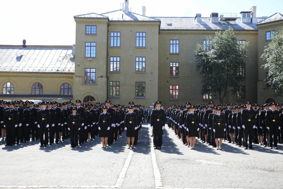 BLIR FÆRRE: I statsbudsjettet for 2020 foreslår regjeringen å redusere antall politistudenter til 400, og legger føringer for at nedtrekket skal tas i Oslo. Bildet er tatt under uteksamineringen av tredjeårsstudenter ved PHS i Oslo tidligere i år.