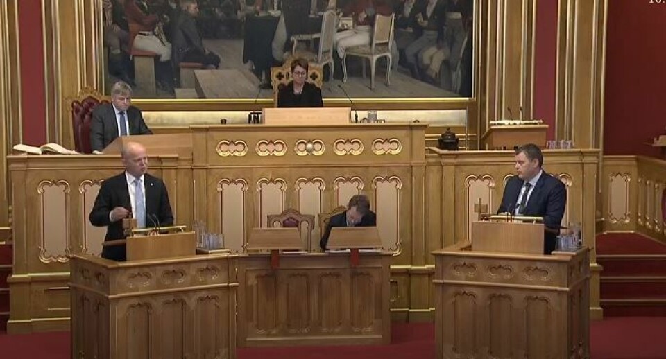 REFORMDEBATT: Slagsvold Vedum (Sp) og justisminister Jøran Kallmyr (Frp) under spørretimen i Stortinget, hvor politireformen ble debattert.