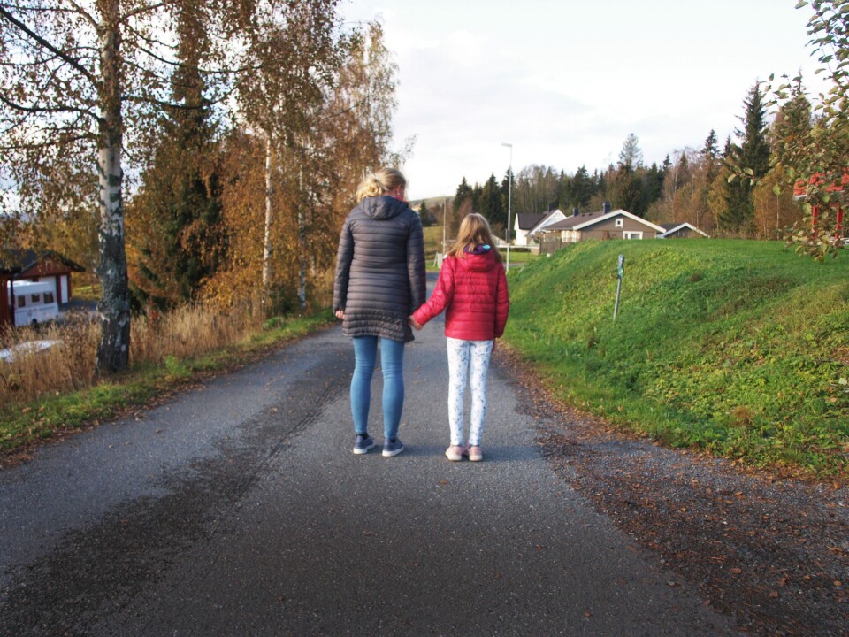Jenta mor stiller et stort spørsmål ved måten hunden ble kvalitetssjekket, og mener det må være noe galt med en hund som biter en jente helt uprovosert.