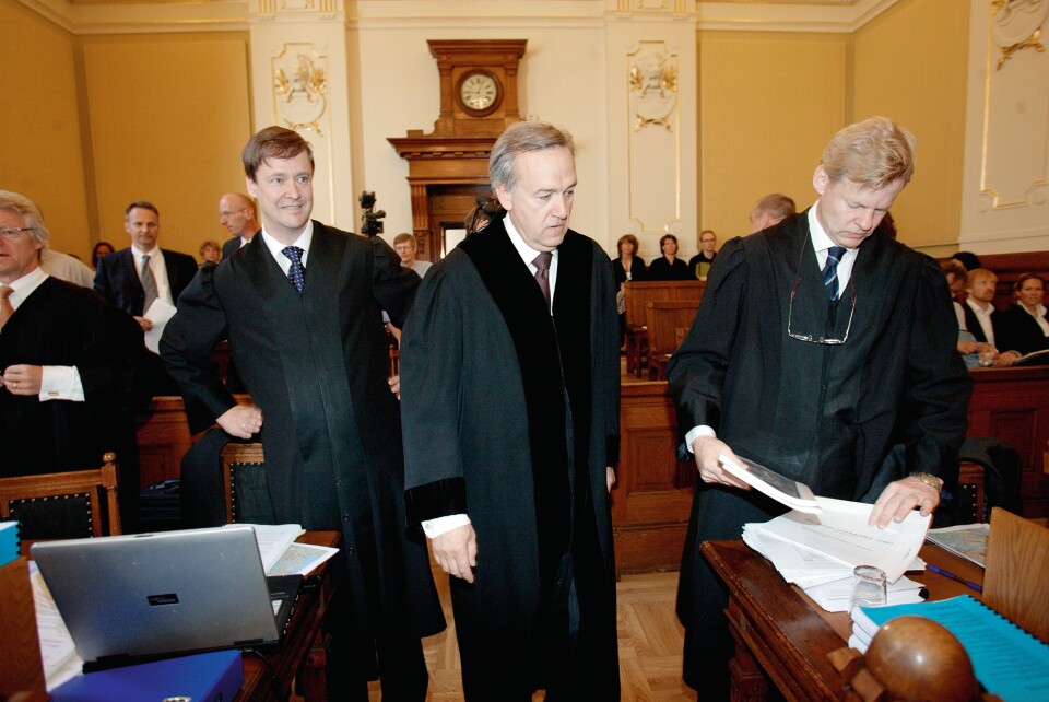 DEN SORTE KAPPE: Under høyesterettsbehandlingen av Nokas-saken, inntok Busch selv aktoratet for å understreke alvoret i saken. Her er han omkranset av advokatene John Christian Elden og Magne Furuholmen. DEN SORTE KAPPE: Under høyesterettsbehandlingen av Nokas-saken, inntok Busch selv aktoratet for å understreke alvoret i saken. Her er han omkranset av advokatene John Christian Elden og Magne Furuholmen.
