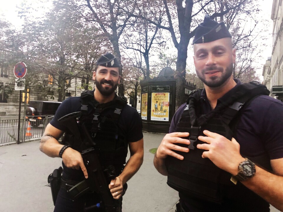 VAKTHOLD: Polititjenestemennene Yohan og Michel fra opprørspolitiet CRS er stasjonert utenfor innenriksministeriet i Paris.
