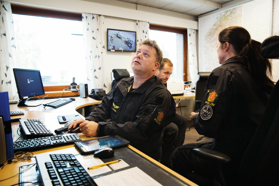 KONSENTRERT: Lasse Iversen, avsnittsleder for systemoperatørene, følger med på skjermene inne på OPS-rommet. Vakthavende crew bruker mye tid på å monitorere været.