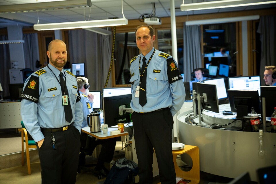 Tarjei Sirma-Tellefsen (t.v), stabssjef ved politiet i Finnmark, og Stein Kristian Hansen, leder av operasjonssentralen, gleder seg til ny samlokalisert nødsentral står klar i løet av neste år.