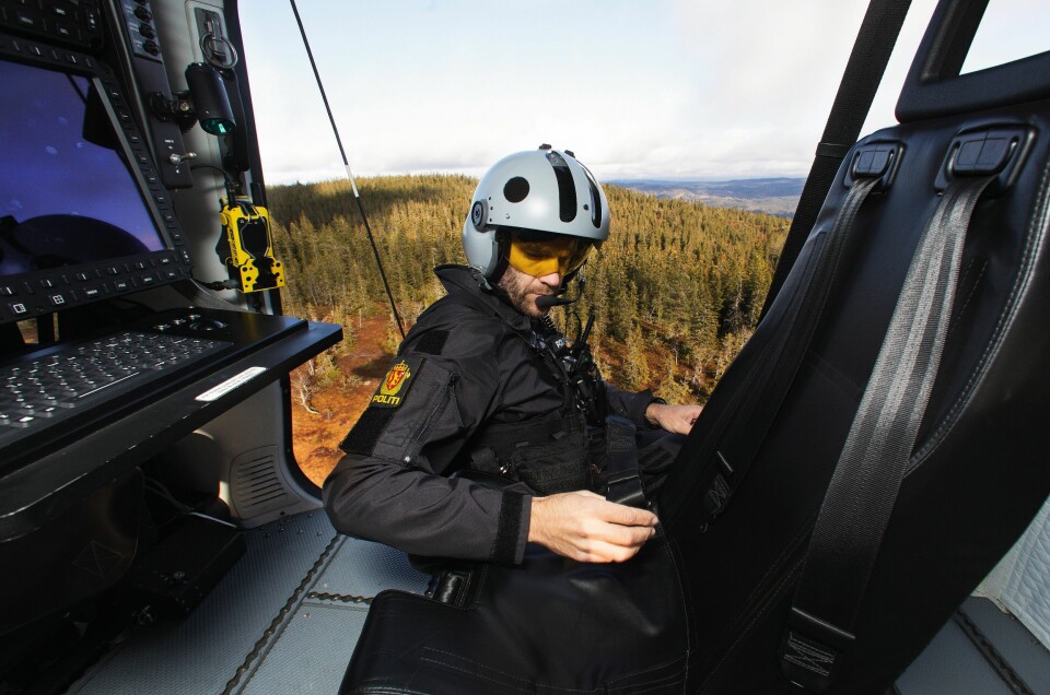 OVERBLIKK: Systemoperatør Morten Svihus åpner døra mens helikopteret ennå er et godt stykke over bakken – for å kunne rekognosere landingsstedet.