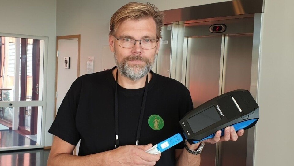 BIDRA TIL TRYGGERE TRAFIKK: Arild Syversen-Nordberg, fagansvarlig for kriminalteknisk ved Politiets Fellestjenester, viser frem politiets nye analyseinstrument. Med dette vil politiet også få vite om førere bør tas inn til blodprøvetaking for andre rusmidler enn alkohol.