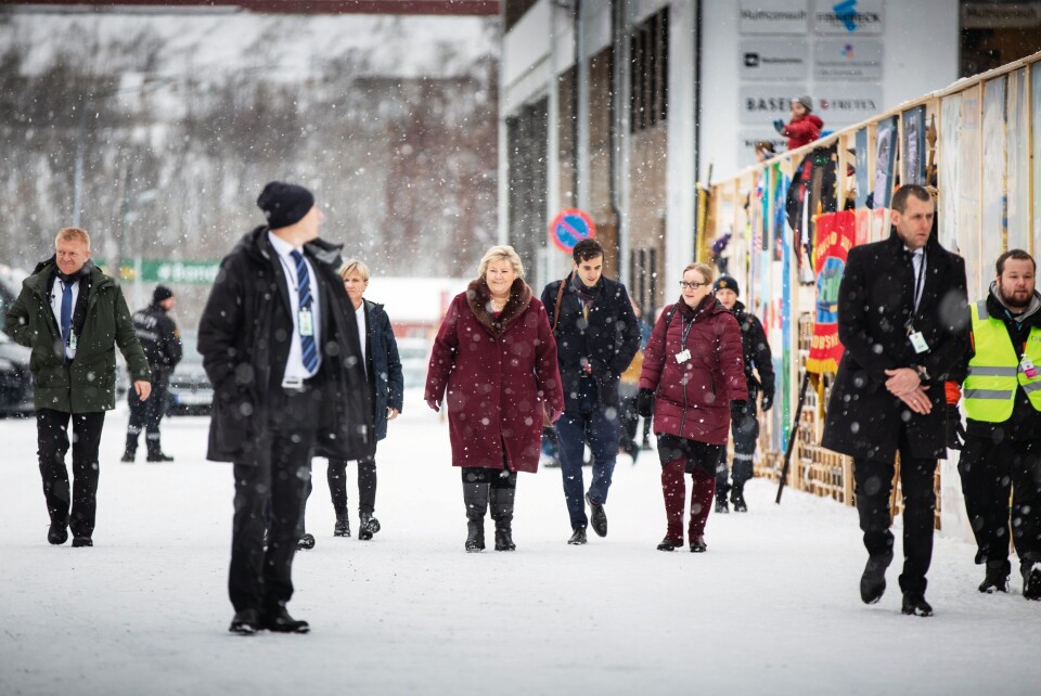 FOTPATRULJE: Statsminister Erna Solberg ankommer seremoniplassen til fots. Årvåkne politiøyne i livvaktlaget gir nærsikkerhet. FOTPATRULJE: Statsminister Erna Solberg ankommer seremoniplassen til fots. Årvåkne politiøyne i livvaktlaget gir nærsikkerhet.
