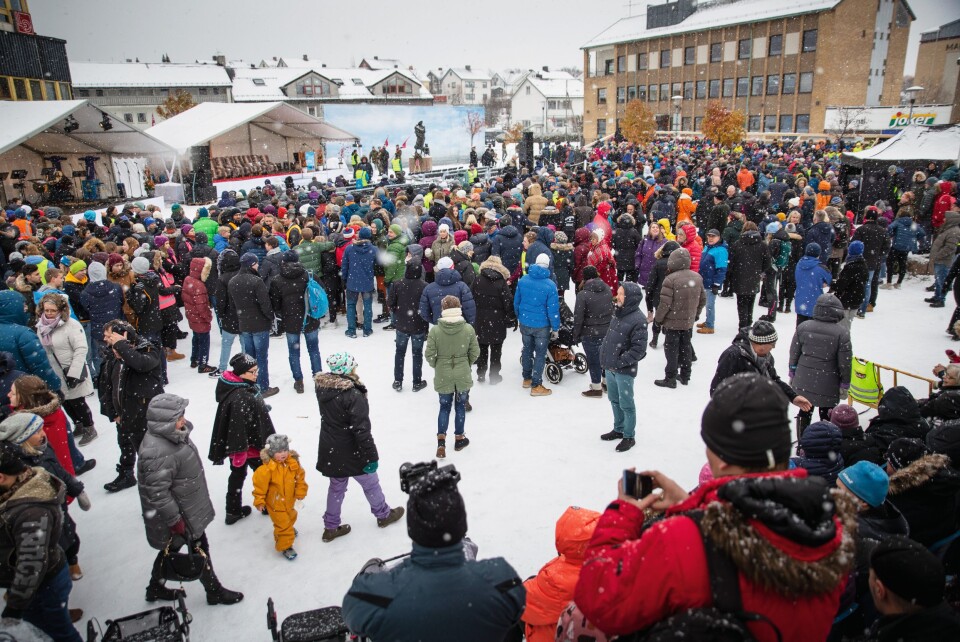 FOLKEHAV: Innbyggerne i Kirkenes og tilreisende fra begge sider av Schengen-grensa, trosset snø og kuldegrader, og møtte opp for å feire frigjøringsjubileet sammen med de fire VIP-ene. Ansvaret for sikkerheten var det Finnmark politidistrikt som sto for. FOLKEHAV: Innbyggerne i Kirkenes og tilreisende fra begge sider av Schengen-grensa, trosset snø og kuldegrader, og møtte opp for å feire frigjøringsjubileet sammen med de fire VIP-ene. Ansvaret for sikkerheten var det Finnmark politidistrikt som sto for.