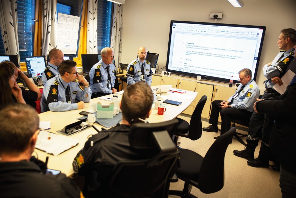 PLANLEGGERE: Stabssjef Tarjei Sirma-Tellefsen (midt i bildet) gir og får informasjon fra sine stabsmedlemmer. Meldingene er korte, forkortelsene enda kortere. PLANLEGGERE: Stabssjef Tarjei Sirma-Tellefsen (midt i bildet) gir og får informasjon fra sine stabsmedlemmer. Meldingene er korte, forkortelsene enda kortere.