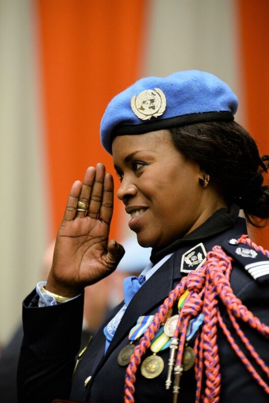 PRISVINNER: Seynabou Diouf fra Senegal er kåret til årets kvinnelige FN-politi for sitt arbeid i Kongo. Her hilser hun sine politikollegaer under prisutdelingen. PRISVINNER: Seynabou Diouf fra Senegal er kåret til årets kvinnelige FN-politi for sitt arbeid i Kongo. Her hilser hun sine politikollegaer under prisutdelingen.