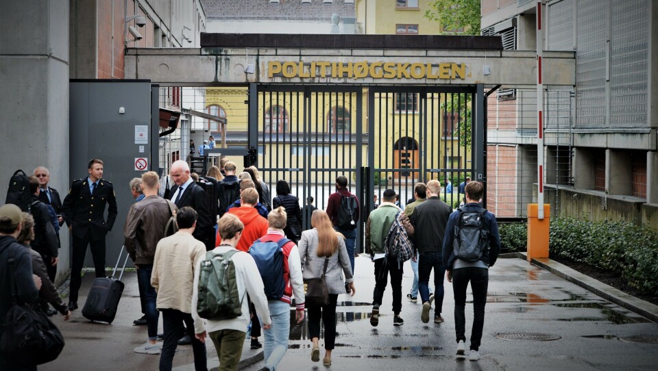 Regjeringen har foreslått å kutte opptaket ved Politihøgskolen til 400 studenter fra 2020. Hele kuttet foreslås tatt i Oslo. Regjeringen har foreslått å kutte opptaket ved Politihøgskolen til 400 studenter fra 2020. Hele kuttet foreslås tatt i Oslo.
