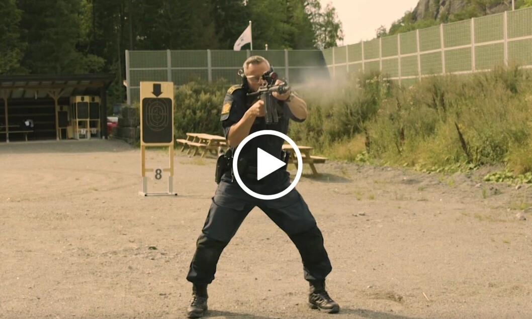 SKARPSKODD: E-læringen omfatter komplette demonstrasjoner av godkjenningsprøvene for pistol (V1) og maskinpistol (V2). Her er forfatteren i aksjon i en av videoene fra opplæringen. SKARPSKODD: E-læringen omfatter komplette demonstrasjoner av godkjenningsprøvene for pistol (V1) og maskinpistol (V2). Her er forfatteren i aksjon i en av videoene fra opplæringen.