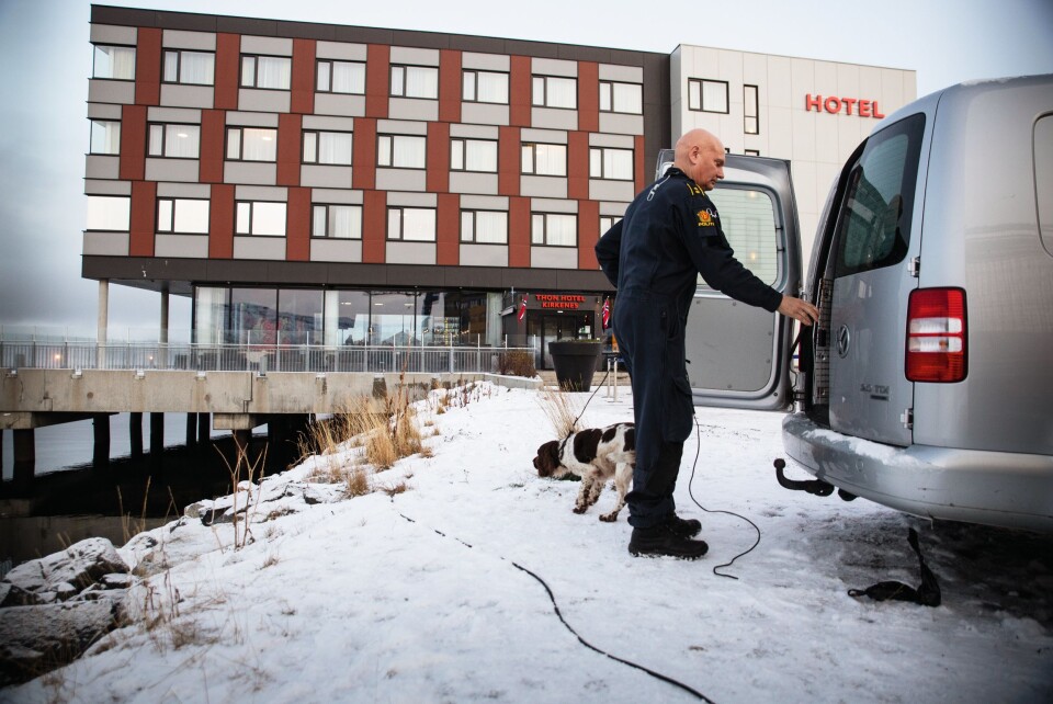 BOMBESIKKER: Springer Spanielen Sam sjekker inn på hotellet der VIP-ene skal bo. Nå skal rommene sjekkes for eksplosiver. BOMBESIKKER: Springer Spanielen Sam sjekker inn på hotellet der VIP-ene skal bo. Nå skal rommene sjekkes for eksplosiver.