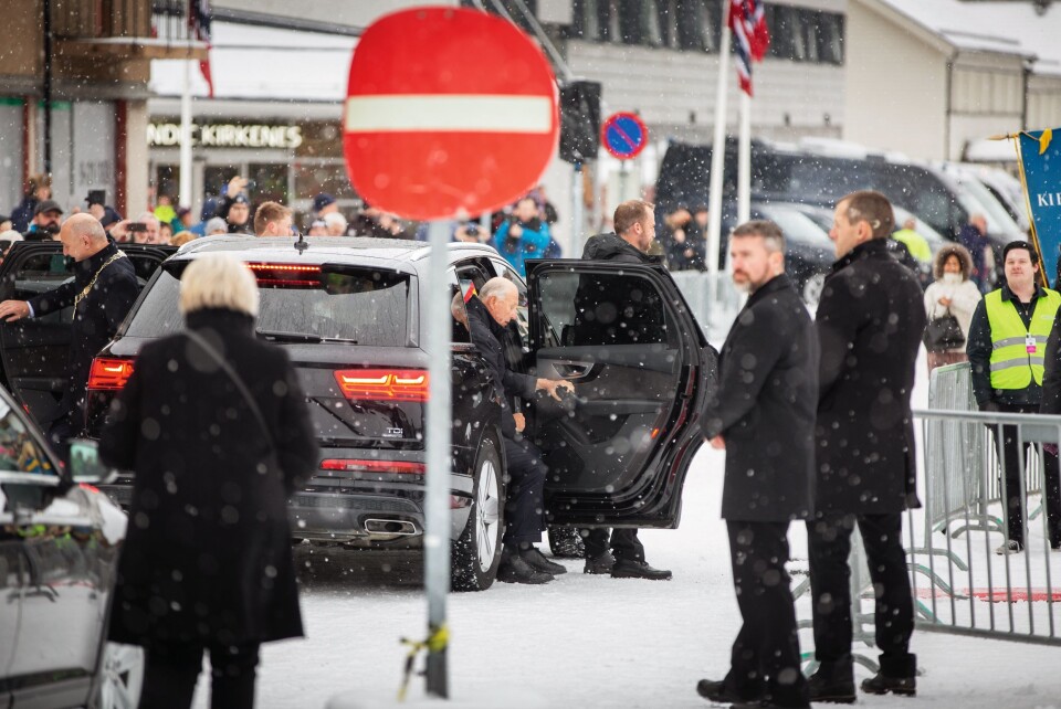 HELT KONGE: Når Kong Harald kommer, kan seremonien begynne. Noen følger mer med på publikum enn på hva Kongen gjør. HELT KONGE: Når Kong Harald kommer, kan seremonien begynne. Noen følger mer med på publikum enn på hva Kongen gjør.