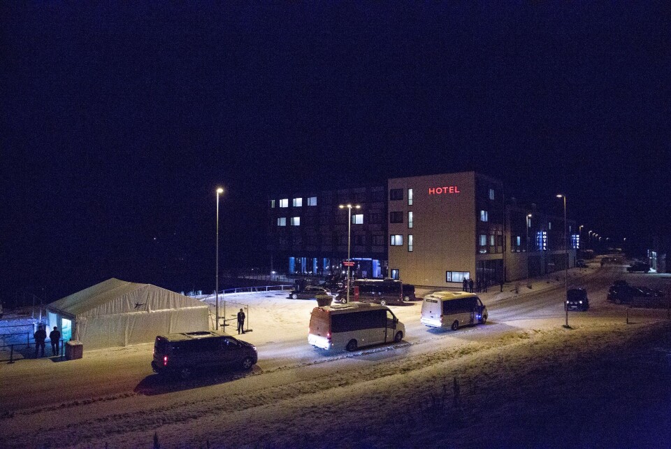 VIP-KORTESJE: Utenriksminister Sergei Lavrov ankommer hotellet, med mange med i VIP-følget. Politiet sørger for sikkerheten, sammen med Kystvaktskipet Farm som skimtes ute i nattemørket. VIP-KORTESJE: Utenriksminister Sergei Lavrov ankommer hotellet, med mange med i VIP-følget. Politiet sørger for sikkerheten, sammen med Kystvaktskipet Farm som skimtes ute i nattemørket.