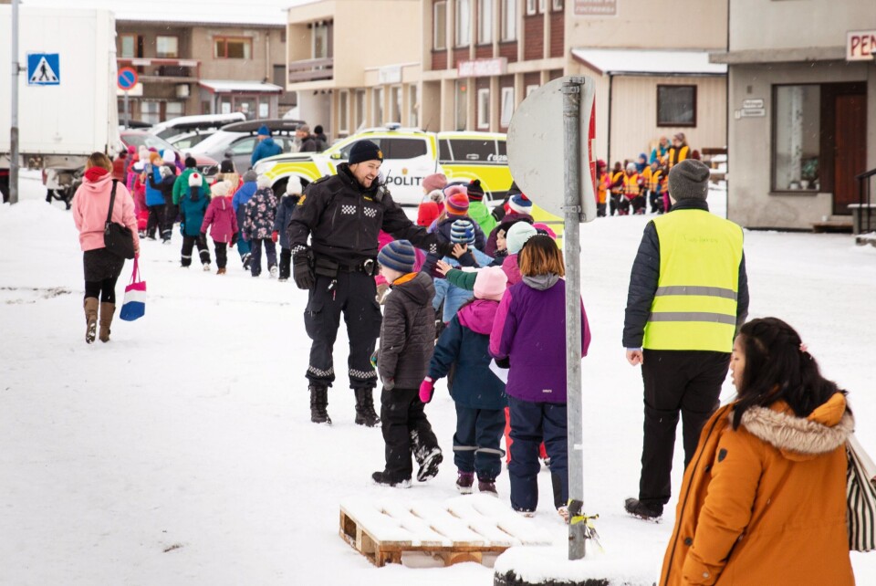 BARNETOG: For barneskolene som kom for å synge under markeringen, var det stas å hilse på politiet. BARNETOG: For barneskolene som kom for å synge under markeringen, var det stas å hilse på politiet.