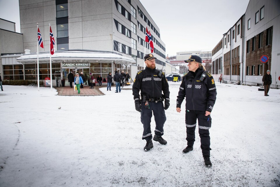 KONTROLLERTE: Politioverbetjent Håvard Martinsen og innsatsleder Marthe Mortensen Lysholm har overblikk i VIP-området. Det er under en time til markeringen begynner.