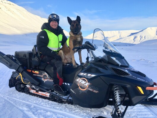 PÅ SVALBARD: Johan Sund Eliassen og Eos på oppdrag hos sysselmannen på Svalbard i mars i år. PÅ SVALBARD: Johan Sund Eliassen og Eos på oppdrag hos sysselmannen på Svalbard i mars i år.