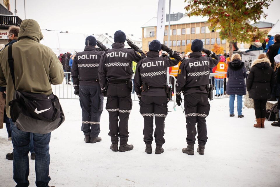 ALT FOR NORGE: Det skjer uten at det er innøvd, men som på ren refleks. Når man er i uniform, hilser man nasjonalsangen. ALT FOR NORGE: Det skjer uten at det er innøvd, men som på ren refleks. Når man er i uniform, hilser man nasjonalsangen.
