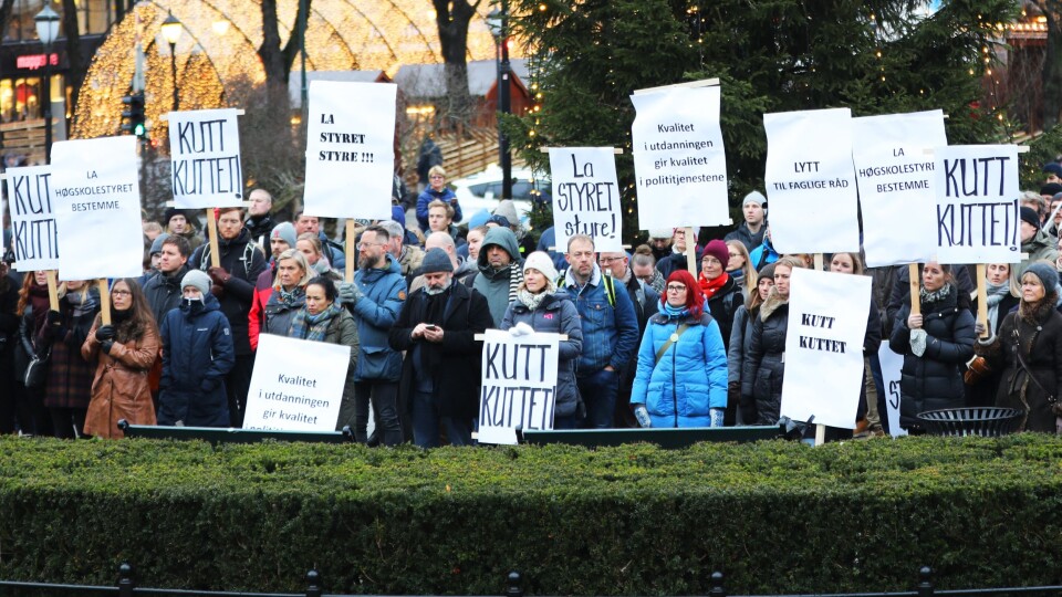 Mandag var det demonstrasjon foran Stortinget i regi av Politiets Fellesforbund, hvor de fremmøtte markerte sin motstand mot at regjeringen overstyrte autonomien til styret ved Politihøgskolen (PHS) da de vedtok å kutte 150 studieplasser ved bacheloravdelingen i Oslo – mot styrets faglige råd. Mandag var det demonstrasjon foran Stortinget i regi av Politiets Fellesforbund, hvor de fremmøtte markerte sin motstand mot at regjeringen overstyrte autonomien til styret ved Politihøgskolen (PHS) da de vedtok å kutte 150 studieplasser ved bacheloravdelingen i Oslo – mot styrets faglige råd.