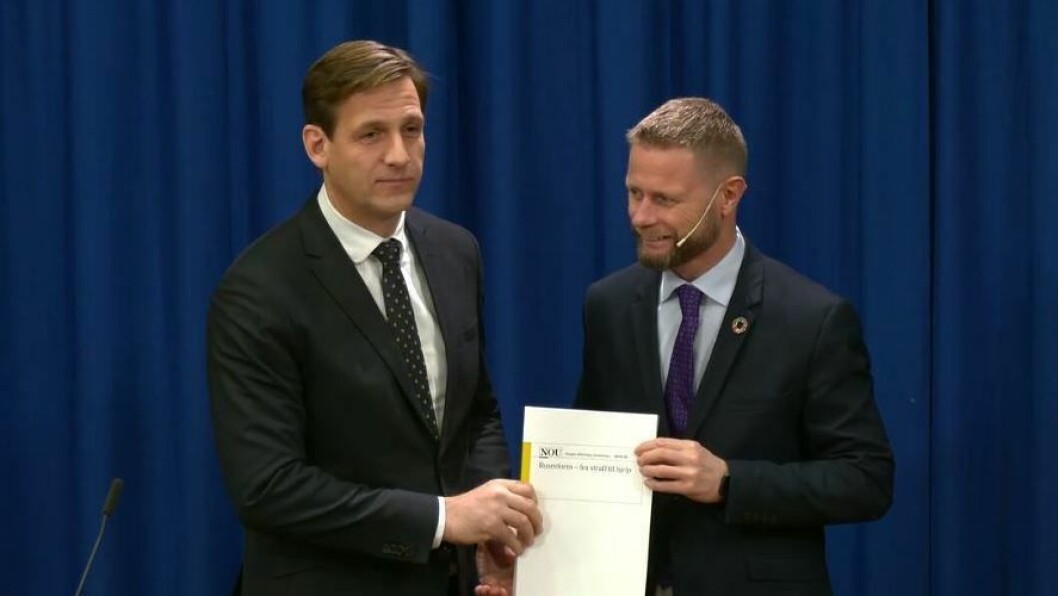 OVERLEVERT: Helseminister Bent Høie mottar rusreformutvalgets rapport, fraførstestatsadvokat Runar Torgersen, som har ledet arbeidet. OVERLEVERT: Helseminister Bent Høie mottar rusreformutvalgets rapport, fraførstestatsadvokat Runar Torgersen, som har ledet arbeidet.