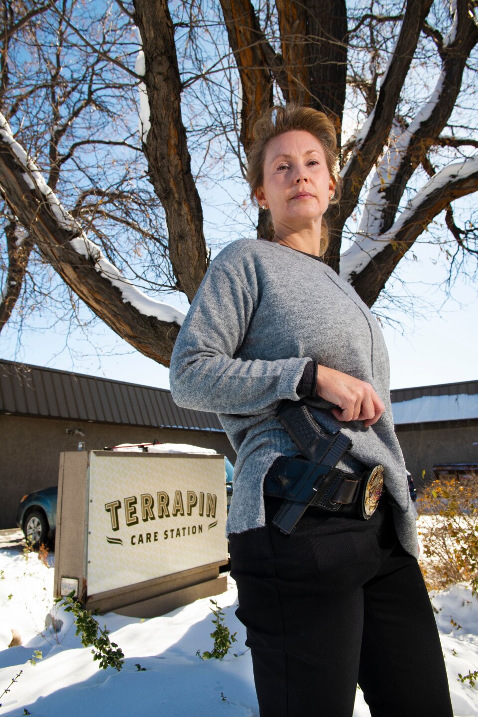 MARIJUANA ENFORCEMENT OFFICER: Hva er forskjellen på kokain som er verdt 30.000 og marihuana som er verdt det samme? spør Rebecca Bostrack i Boulder-politiet.