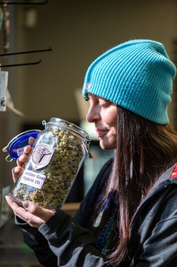 CANNABISJOBB: Amber Watkins er salgssjef i Cannabis Tours i Colorado. Hun har selv opplevd å bli satt i fengsel for besittelse av cannabis. CANNABISJOBB: Amber Watkins er salgssjef i Cannabis Tours i Colorado. Hun har selv opplevd å bli satt i fengsel for besittelse av cannabis.